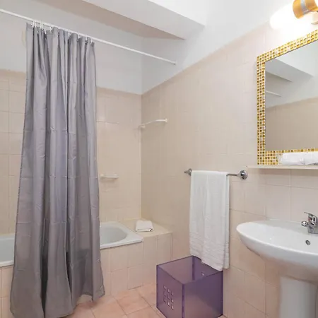 Patio Da Rocha - Silhueta Citadina